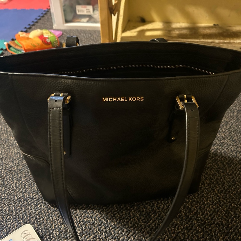Michael Kors Black Leather Tote with Structured Design